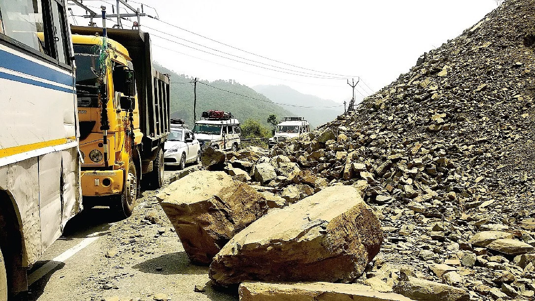 चारधाम मार्ग पर पत्थरों और बोल्डरों ने कई जगह आधी सड़क घेर रखी है। प्रशासन ने वैसे नए चेतावनी बोर्ड कई जगह लगा दिए हैं जिनमें ऊपर से पत्थरों के गिरने को लेकर सावधान किया गया है। तोड़फोड़ के कारण बदरीनाथ में अव्यवस्था साफ दिख रही है।
(सभी फोटोः त्रिलोचन भट्ट)


