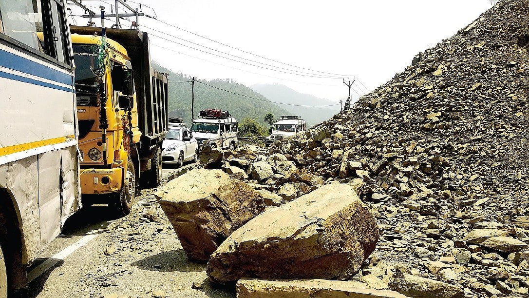चारधाम मार्ग पर पत्थरों और बोल्डरों ने कई जगह आधी सड़क घेर रखी है। प्रशासन ने वैसे नए चेतावनी बोर्ड कई जगह लगा दिए हैं जिनमें ऊपर से पत्थरों के गिरने को लेकर सावधान किया गया है। तोड़फोड़ के कारण बदरीनाथ में अव्यवस्था साफ दिख रही है।
(सभी फोटोः त्रिलोचन भट्ट)