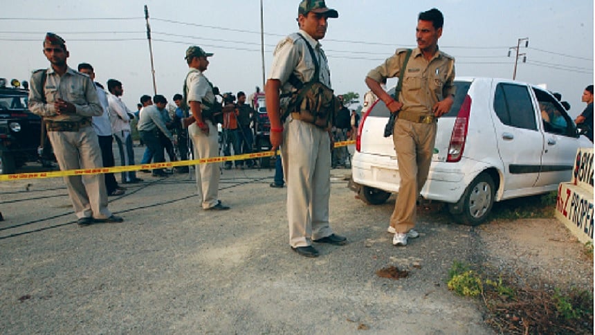 झूठी मुठभेड़ के बाद पुलिस वाले तरह-तरह के सबूत रचते हैं ताकि जांच होने पर पकड़े नहीं जाएं। लेकिन इनकी कलई खुलती रही है और पुलिसवालों को सजा भी मिलती रही है।