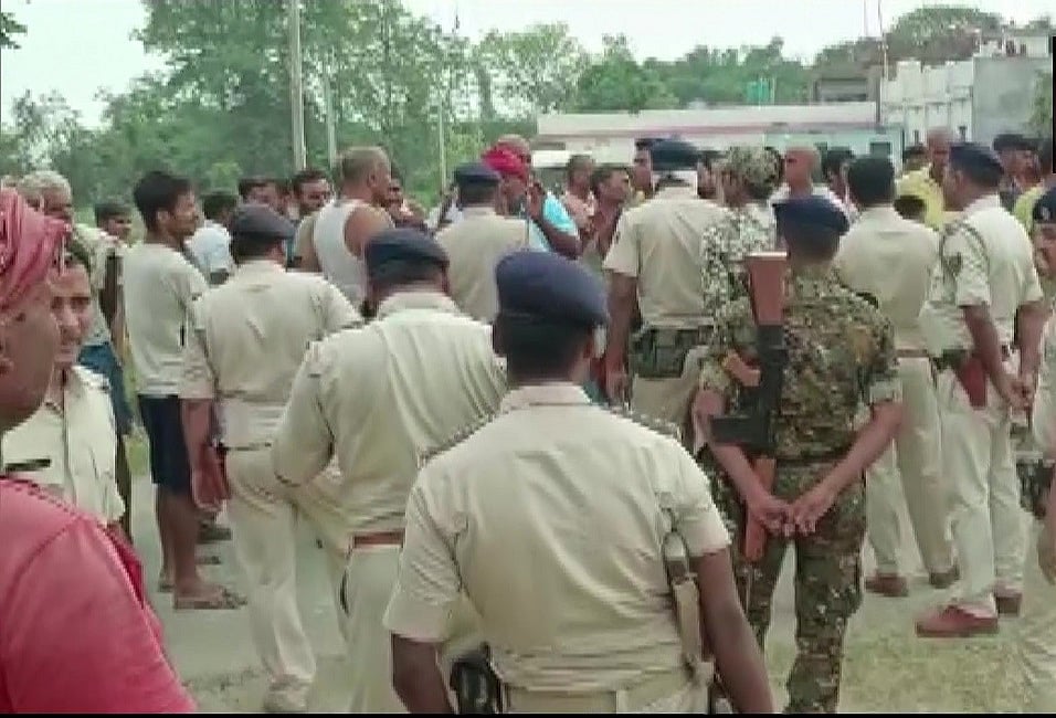 बिहार के बेगूसराय में मुठभेड़ में इनामी अपराधी ढेर, SHO और सिपाही को लगी गोली, कार्बाइन बरामद