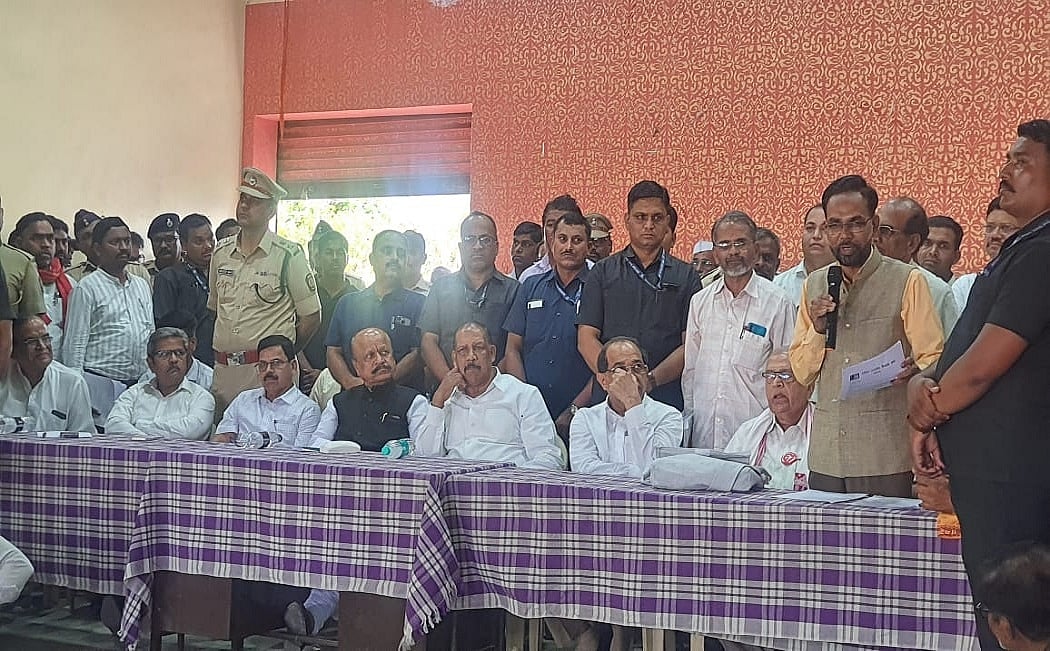 महाराष्ट्रः मार्च कर रहे किसानों के आगे झुकी शिंदे सरकार, मिलने पहुंचे तीन मंत्री, सभी मांग मानने का किया ऐलान