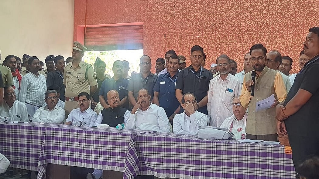 महाराष्ट्र में मार्च कर रहे किसानों के आगे झुकी शिंदे सरकार, मिलने पहुंचे तीन मंत्री