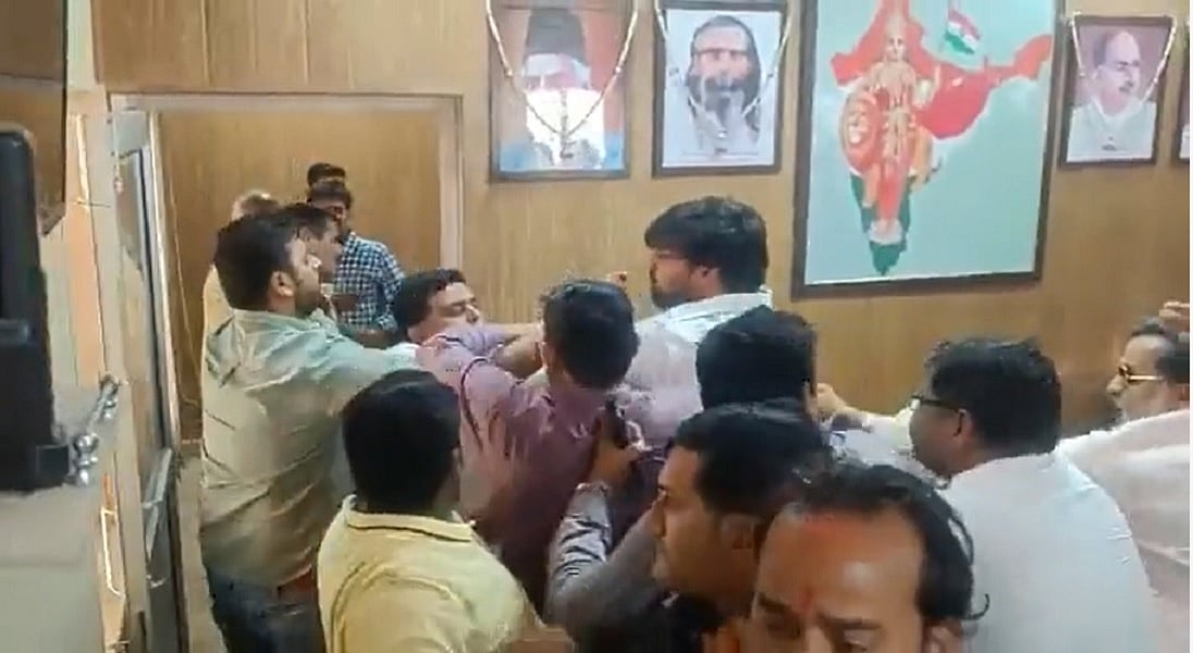 यूपी निकाय चुनावः गाजियाबाद में BJP पर पैसे लेकर टिकट बांटने का आरोप, कार्यकर्ताओ में मारपीट, जमकर चले लात-घूसे