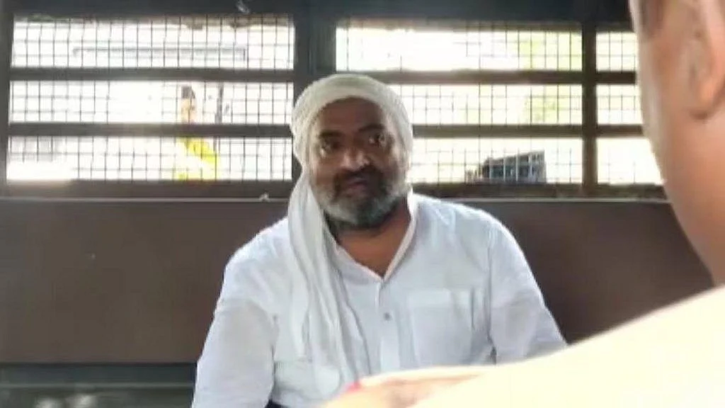अशरफ की फाइल फोटो जब उसे पेशी के लिए ले जाया गया था