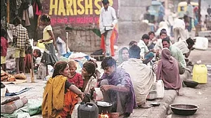 मोदी सरकार निर्धन और जरूरतमंदों के प्रति पूरी तरह लापरवाह, पहले बजट में कटौती, फिर खर्च करने में भी सुस्ती