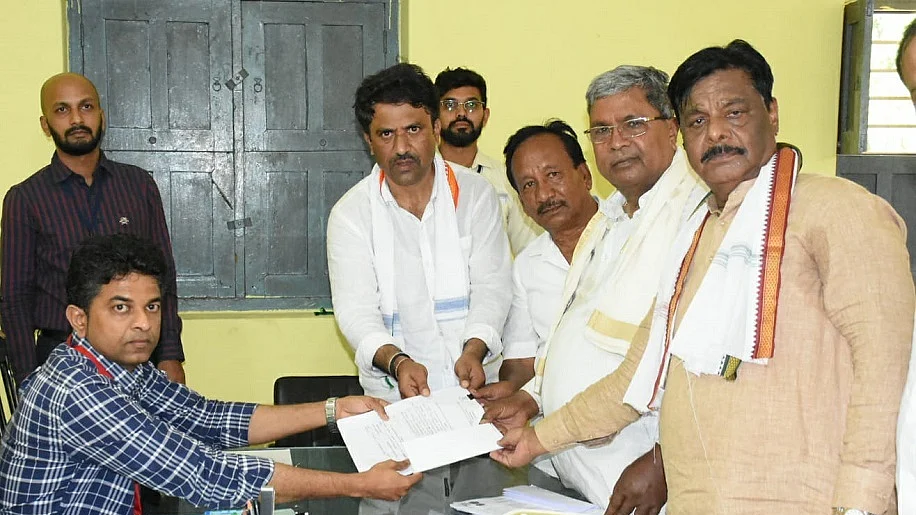 कर्नाटक चुनाव के लिए कांग्रेस नेता सिद्धरमैया ने वरुणा सीट से नामांकन दाखिल किया
