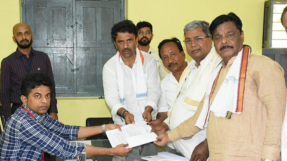 कर्नाटक चुनाव के लिए कांग्रेस नेता सिद्धरमैया ने वरुणा सीट से नामांकन दाखिल किया