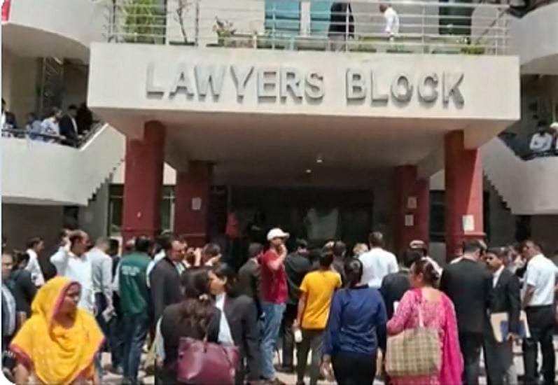 साकेत कोर्ट फायरिंग में घायल महिला की हालत नाजुक, हमलावर की हुई पहचान, पकड़ने के लिए टीमें गठित