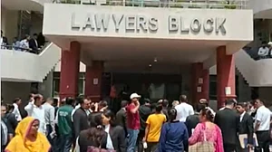साकेत कोर्ट फायरिंग में घायल महिला की हालत नाजुक, हमलावर की हुई पहचान, पकड़ने के लिए टीमें गठित