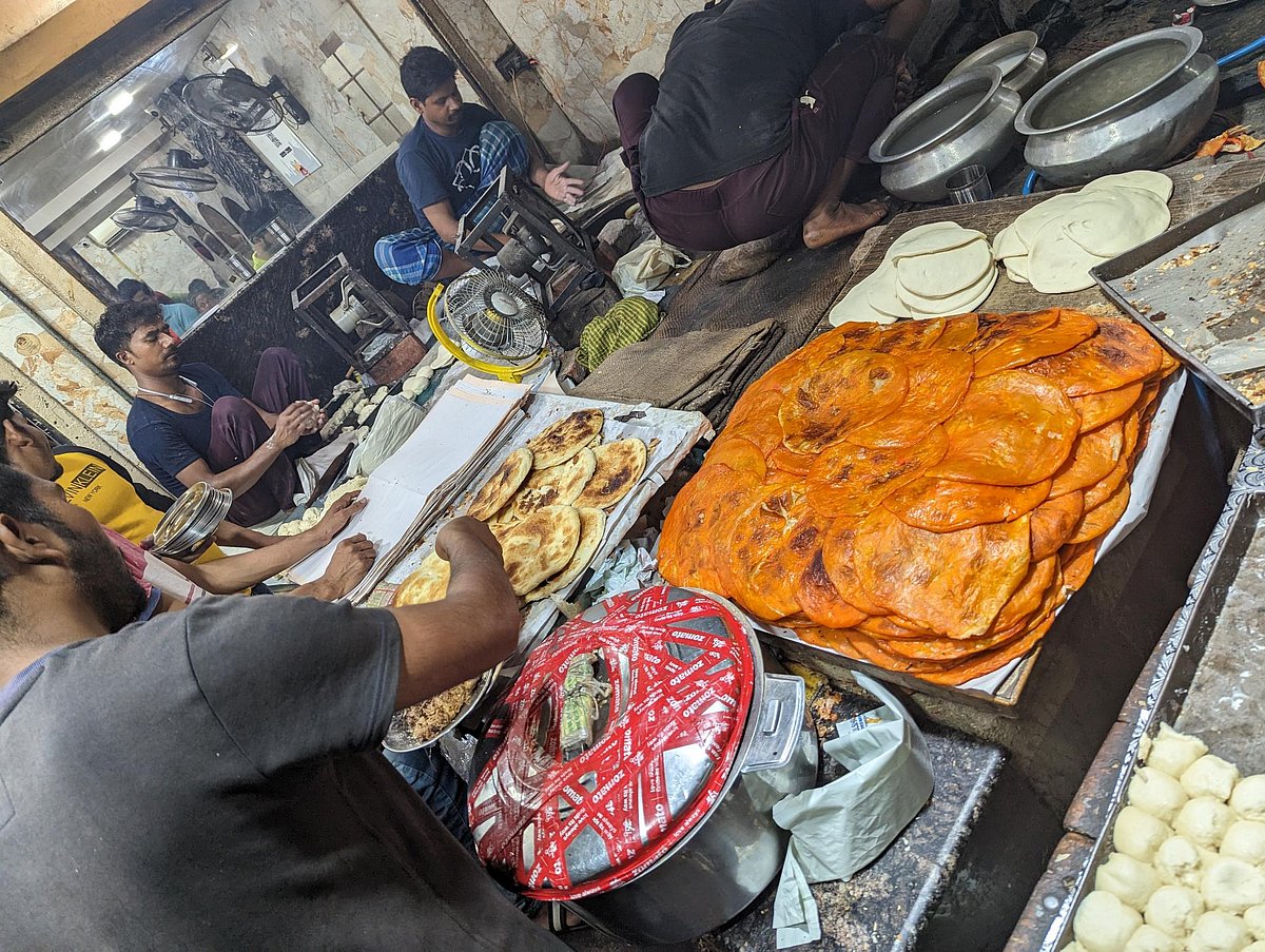 लखनऊ: सिर्फ खाने-खिलाने की नहीं, मिलने-बैठने और आपसी सौहार्द्र की भी रातें होती हैं रमज़ान की