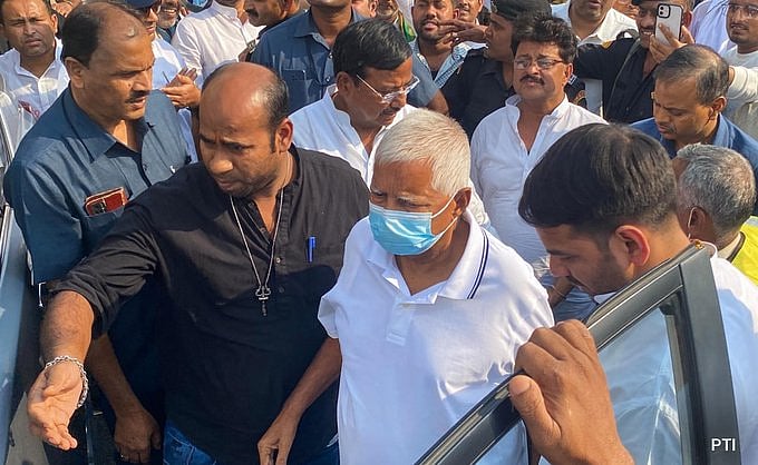 किडनी ट्रांसप्लांट के बाद पहली बार पटना पहुंचे लालू यादव, एयरपोर्ट से घर तक हुआ भव्य स्वागत
