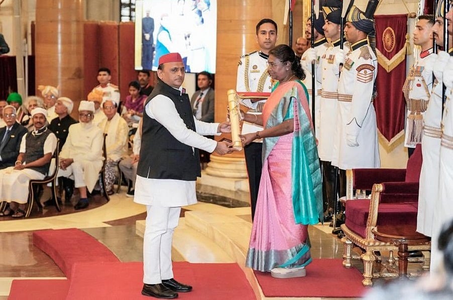 मुलायम सिंह यादव मरणोपरांत पद्म विभूषण से सम्मानित, अखिलेश यादव ने राष्ट्रपति से लिया अवार्ड