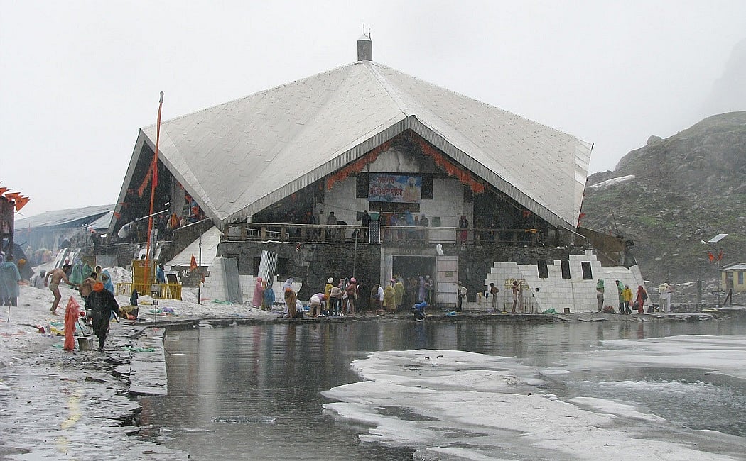 उत्तराखंड में बिगड़ा मौसम, हेमकुंड साहिब में रोकी गई आज की यात्रा, श्रद्धालुओं को सुरक्षित स्थान पर रुकने की सलाह