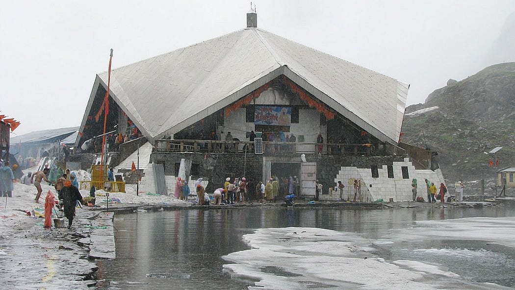 उत्तराखंड में बिगड़ा मौसम, हेमकुंड साहिब में रोकी गई आज की यात्रा