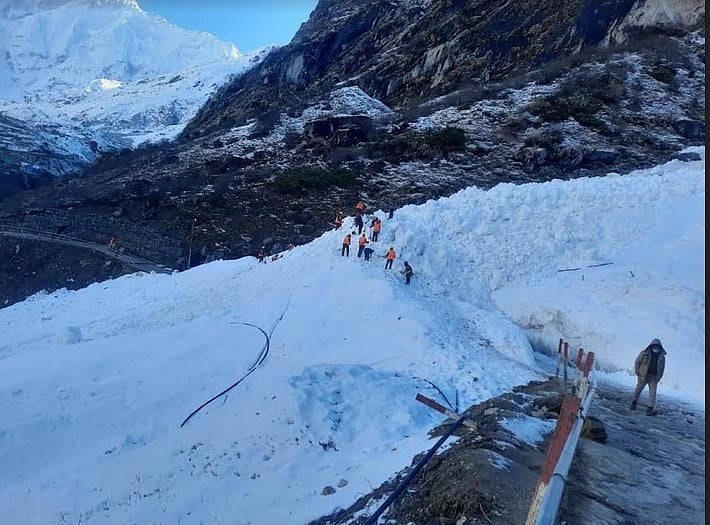 उत्तराखंड: केदारनाथ धाम की यात्रा फिर हुई शुरू, भैरव गदेरे में क्षतिग्रस्त पैदल मार्ग को खोलने में लगी टीम