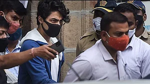 NCB ने आर्यन खान केस की जांच करने वाले अधिकारी को किया बर्खास्त, बॉलीवुड से जुड़े कई केस की कर रहे थे जांच