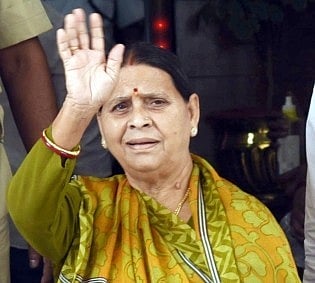 CBI के बाद अब ईडी के सामने पेश हुईं राबड़ी देवी, दिल्ली में हुई पूछताछ