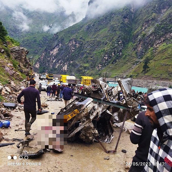 जम्मू-कश्मीर के किश्तवाड़ में भीषण सड़क हादसा, खाई में गिरी गाड़ी, 7 लोगों की मौत, कई घायल
