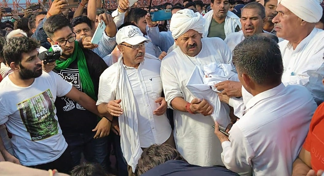 गंगा में मेडल बहाने हरिद्वार पहुंचे पहलवानों को नरेश टिकैत ने रोका, सरकार को दिया 5 दिन का अल्टीमेटम