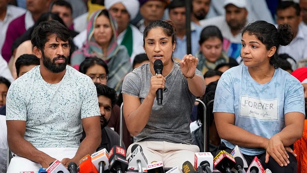 WFI अध्यक्ष बृजभूषण शरण सिंह के खिलाफ प्रदर्शन कर रहे पहलवानों ने केंद्रीय खेल मंत्री अनुराग ठाकुर से मुलाकात की।