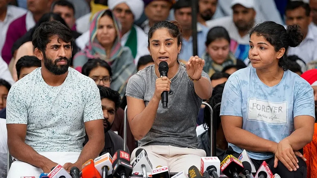 WFI अध्यक्ष बृजभूषण शरण सिंह के खिलाफ प्रदर्शन कर रहे पहलवानों ने केंद्रीय खेल मंत्री अनुराग ठाकुर से मुलाकात की।