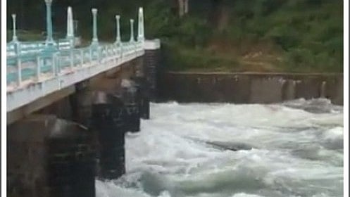 मोबाइल की खातिर जलाशय का पानी बहाने वाले अफसर से वसूली की तैयारी, देनें होंगे 21 लाख लीटर पानी की कीमत
