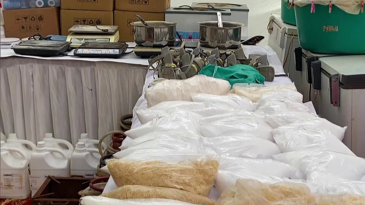 पुलिस से मिली जानकारी के मुताबिक 46 किलो ड्रग्स पकड़ी गई है जिसकी कीमत 200 करोड़ है।