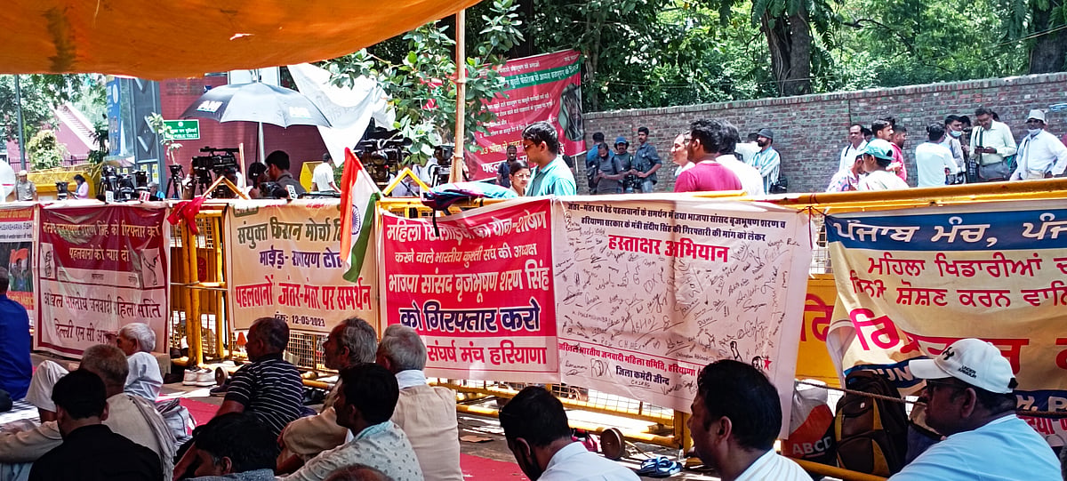 जंतर-मंतर पर बृजभूषण सिंह की गिरफ्तारी की मांग करते लगे पोस्‍टर 