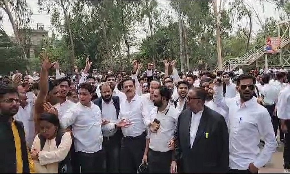 गाजियाबाद कोर्ट में वकीलों का हंगामा, परिसर की खिड़कियां तोड़ी, मीडियाकर्मियों से भी मारपीट