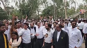 गाजियाबाद कोर्ट में वकीलों का हंगामा, परिसर की खिड़कियां तोड़ी, मीडियाकर्मियों से भी मारपीट