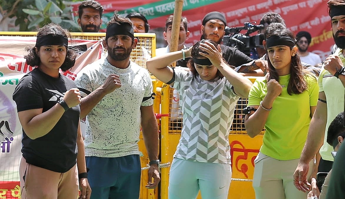 यौन शोषण के खिलाफ धरने पर बैठे पहलवानों ने मनाया 'ब्लैक डे', हाथों में काली पट्टी बांधकर जताया विरोध