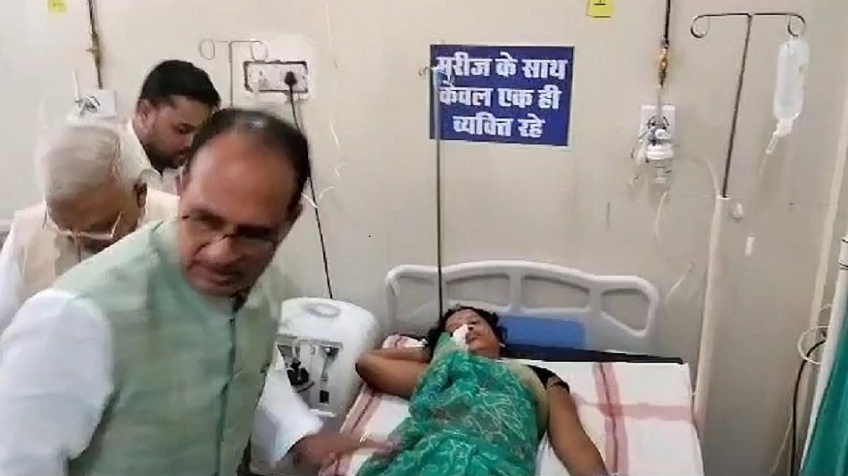 मध्य प्रदेश में सीएम शिवराज के कार्यक्रम के लिए जा रही ग्रामीणों की बस पलटी