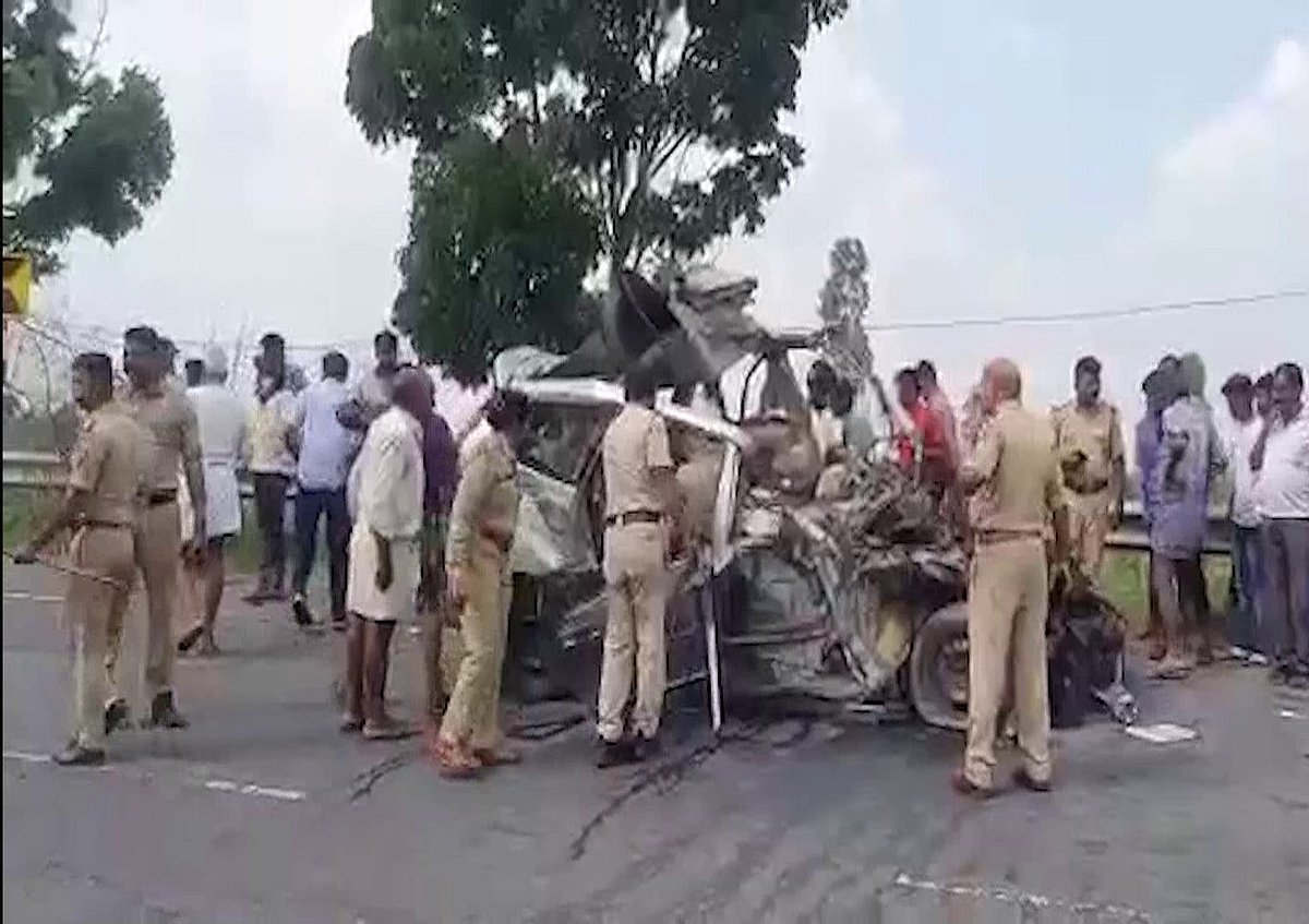 कर्नाटक में सड़क हादसे में एक ही परिवार के 10 लोगों की मौत, NH पर कार और बस में भीषण टक्कर से हुआ हादसा