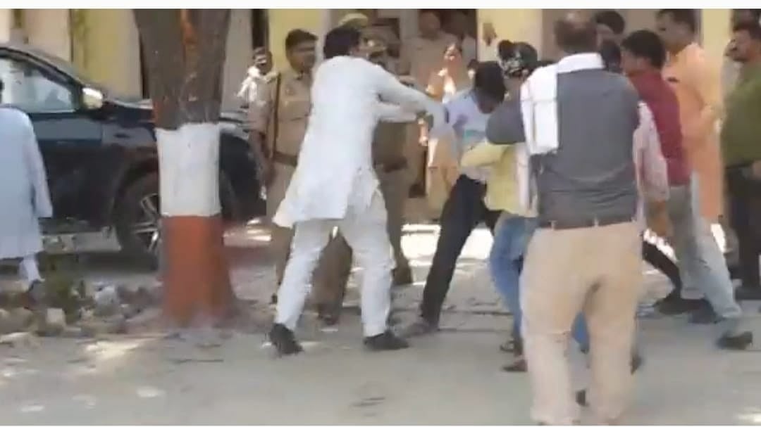 गाली बक रहे BJP नेता को सपा MLA ने दौड़ा दौड़ाकर पीटा, थाने में पुलिस के सामने दिखा रहा था टशन! 