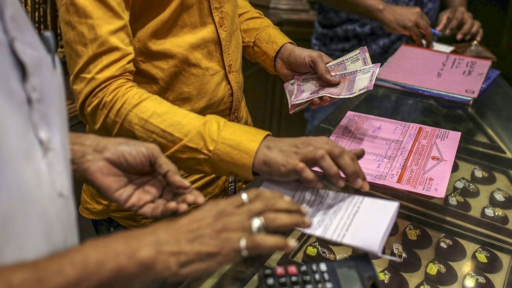 सोने से लेकर पेट्रोल-डीजल और ज़ोमैटो के कैश-ऑन-डिलीवरी के भुगतान तक में बढ़ गई है ₹2000 के नोट की खपत