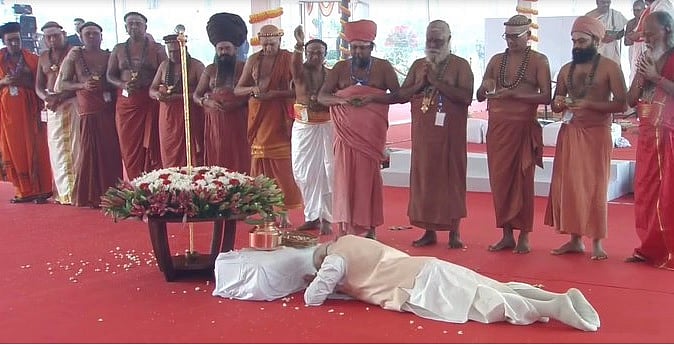 सेंगोल को दंडवत करते प्रधानमंत्री नरेंद्र मोदी (फोटो सौजन्य - @BJP4India)