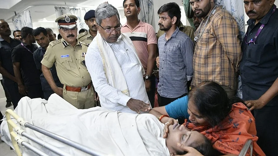 बेंगलुरु में भारी बारिश के चलते एक महिला इंजीनियर की मौत के बाद सीएम सिद्धारमैया ने अस्पताल पहुंचकर पीड़ित परिवार से मुलाकात की