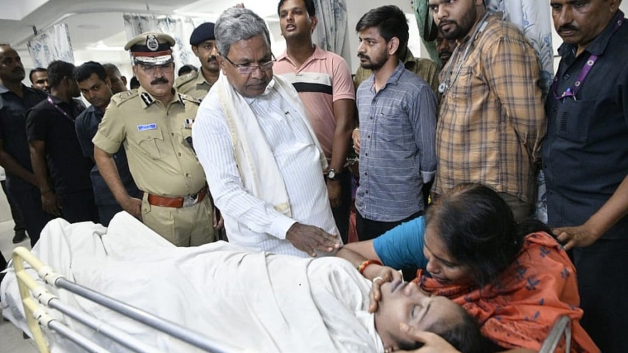 बेंगलुरु में भारी बारिश के चलते एक महिला इंजीनियर की मौत के बाद सीएम सिद्धारमैया ने अस्पताल पहुंचकर पीड़ित परिवार से मुलाकात की