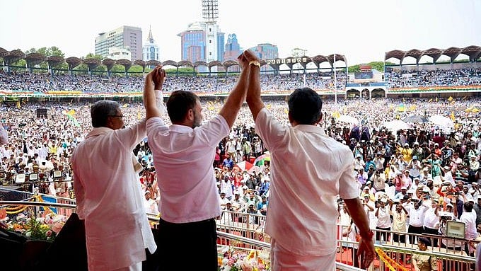 कर्नाटक में नई सरकार का शपथ ग्रहण, सिद्धारमैया बने सीएम, शिवकुमार ने ली डिप्टी CM पद की शपथ, 8 MLA भी बने मंत्री 