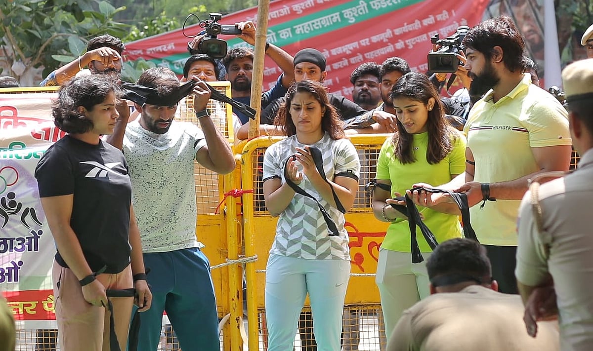 दिल्ली के जंतर मंतर पर रेसलिंग फेडरेशन ऑफ इंडिया के अध्यक्ष और बीजेपी सांसद बृजभूषण शरण सिंह की गिरफ्तारी की मांग को लेकर पहलवानों का धरना जारी है।