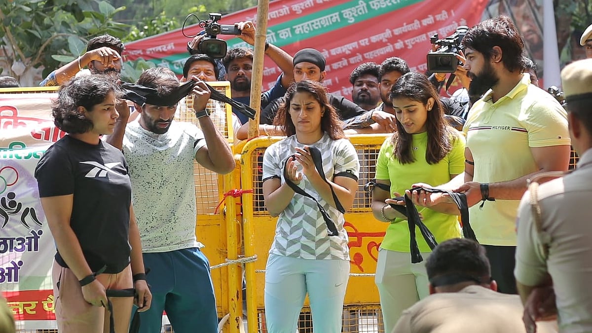 प्रदर्शनकारी पहलवान बजरंग पुनिया, विनेश फोगट और अन्य पहलवान इस क्लिप में ऐसा कोई नारा लगाते नहीं दिख रहे हैं।