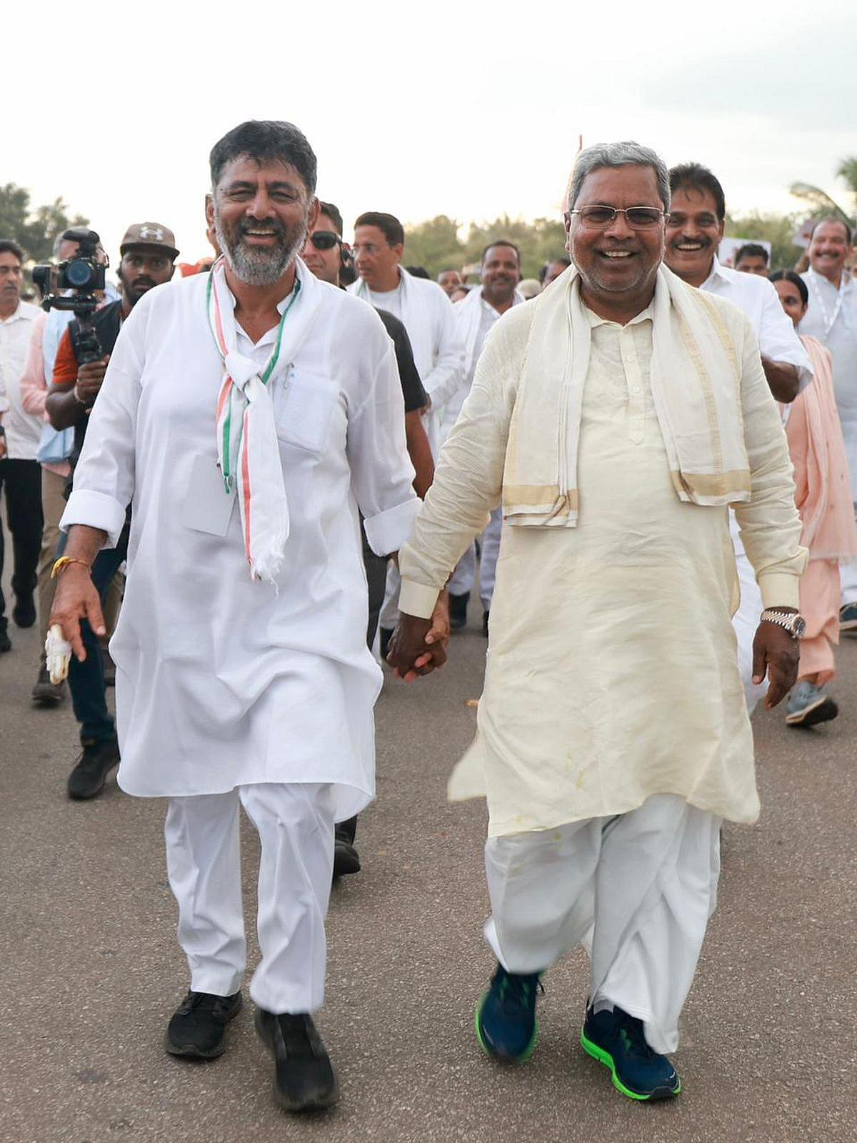 Karnataka Election Results : कनकपुरा से डीके शिवकुमार 15,098 वोटों से आगे, बोम्मई सरकार के कई मंत्री पिछड़े, जानें VIP सीटों के रुझान