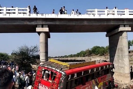 मध्य प्रदेश: खरगोन में बड़ा सड़क हादसा, पुल से गिरी बस, 15 यात्रियों की मौत, 20 से ज्यादा जख्मी, मची चीख पुकार