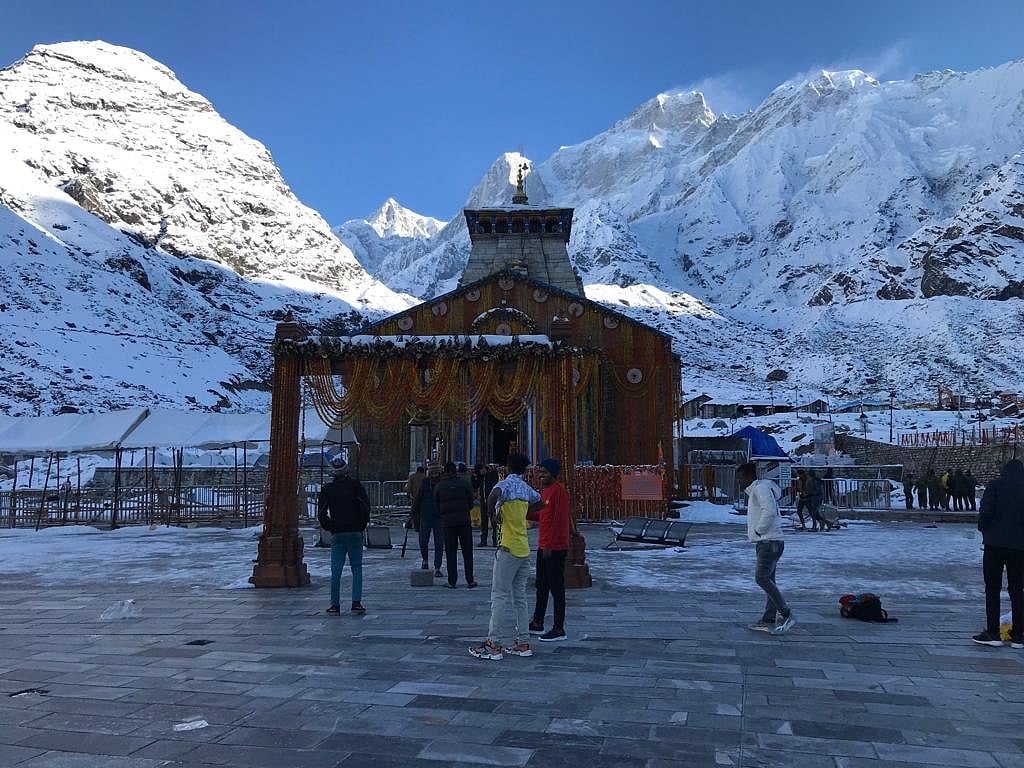 चारधाम यात्रा पर बेमौसम बारिश और बर्फबारी की मार, यात्रियों की संख्या समिति करने पर विचार