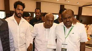 कर्नाटक में किंगमेकर बनने का JDS का सपना चूर, कुमारस्वामी तो जीत गए, लेकिन बेटे निखिल की बड़ी हार