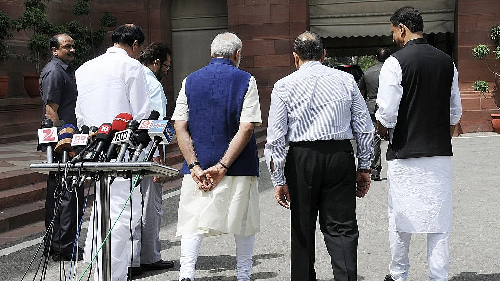 यह तस्वीर अप्रैल 2015 की है जब पीएम मोदी संसद के बजट सत्र में शामिल होने जा रहे थे