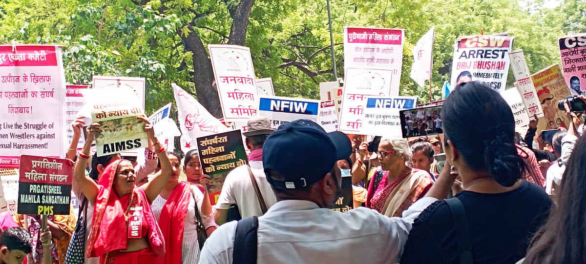 जंतर-मंतर पर आंदोलनरत महिला पहलवानों के समर्थन में पूरे देश से आए महिला संगठन।  