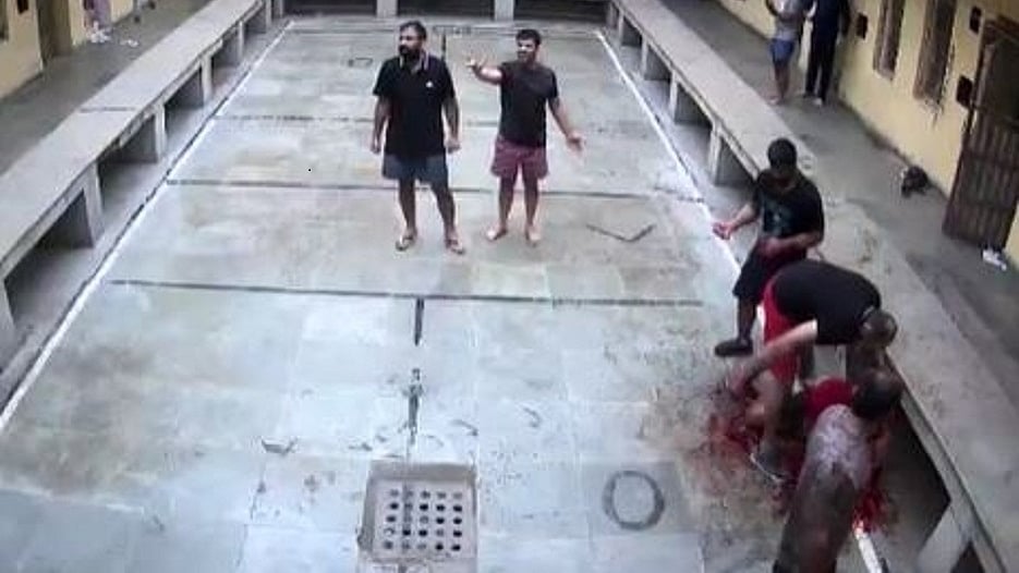 घटना के फोटो और वीडियो विचलित कर सकते हैं।