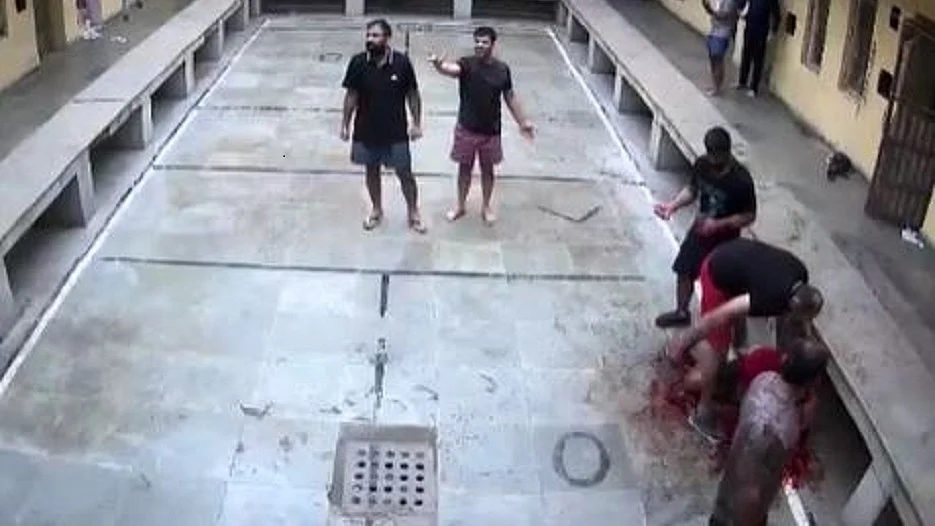घटना के फोटो और वीडियो विचलित कर सकते हैं।