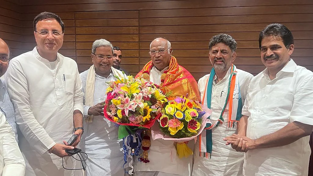 बेंग्लुरु में जीत के बाद पार्टी अध्यक्ष मल्लिकार्जुन खड़गे का कांग्रेस कार्यालय में स्वागत करते पूर्व सीएम सिद्धारमैया, कर्नाटक कांग्रेस अध्यक्ष डी के शिवकुमार, कांग्रेस महासचिव रणदीप सुरजेवाला और के सी वेणुगोपाल (फोटो - @INCIndia)